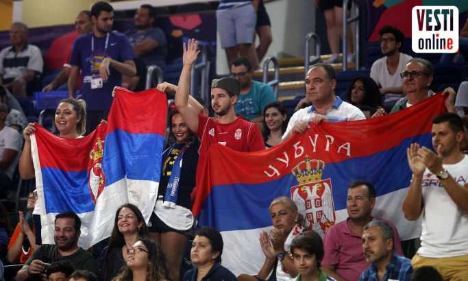 Slovenci dižu 11 čartera za finale, koliko Srba stiže?