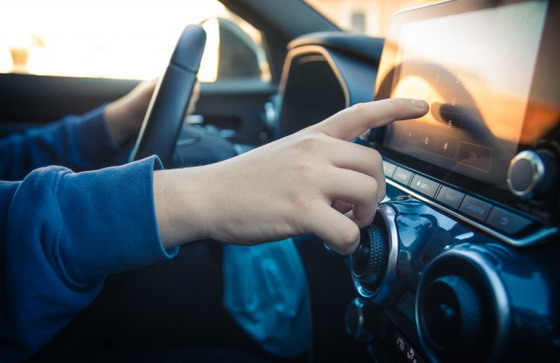 Smartfon nebezbedan u vožnji, a šta je sa ekranom multimedijalnog sistema?