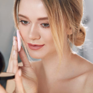 Šminkanje masne kože: Makeup saveti za blistavi look tokom celog leta!