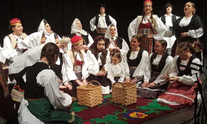 Smotra srpskih folklora u Francuskoj: Oro zatreslo Bobinji