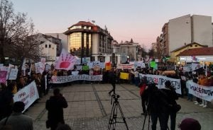 Smrad se širi, ne budu kukavica što s’ prozora viri: Kagujevčani se i večeras okupljaju na Đačkom trgu