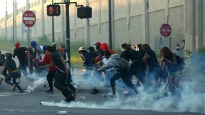 Smrt Džordža Flojda: Sukobi policije i demonstranata širom Amerike, bivši policajac optužen za ubistvo
