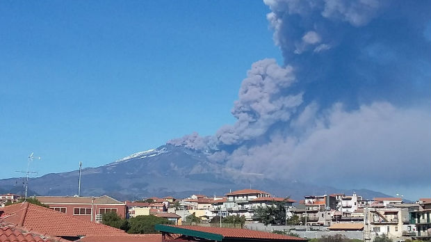 Snažna erupcija Etne, osetilo se 130 lančanih potresa