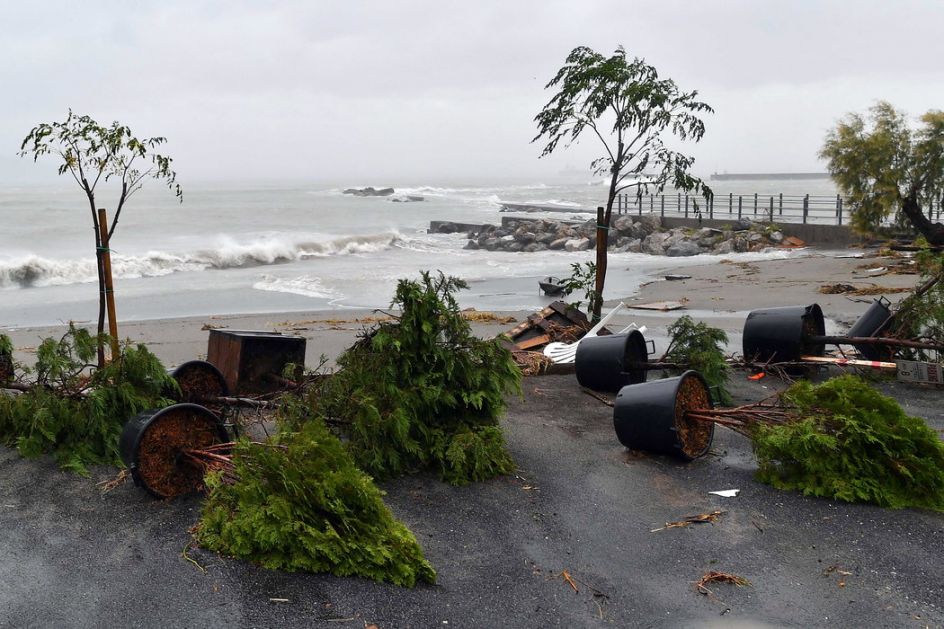 Snažna oluja pogodila Korziku, troje ljudi poginulo