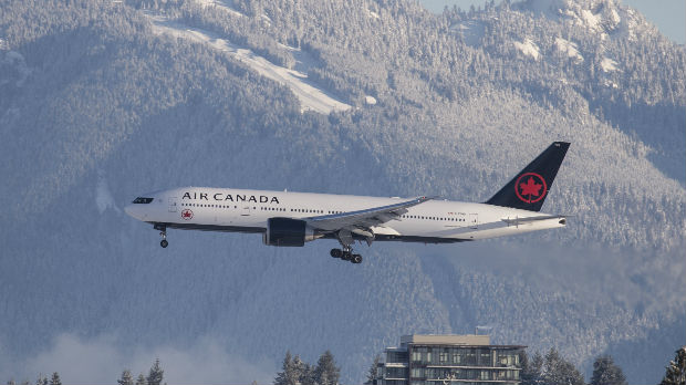 Snažne turbulencije u avionu Er Kanade, 37 povređenih