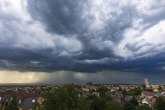 Snažno nevreme pogodilo Beograd: Tukao grad praćen grmljavinom i jakim vetrom