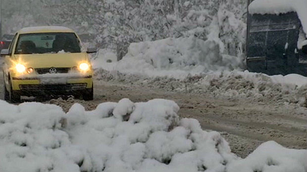 Sneg ometa kretanje i vozila i pešaka, opasnost od  poledice
