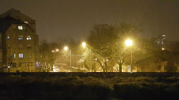 Sneg ponovo iznenadio: Zabeleli se krovovi širom Srbije