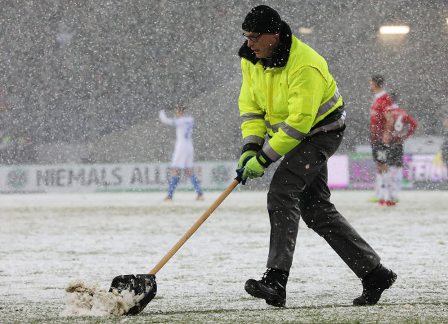 Sneg pravi probleme, odložene dve utakmice u Prvoj ligi!