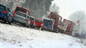 Sneg, smanjena vidljivost i mraz na putevima širom Srbije