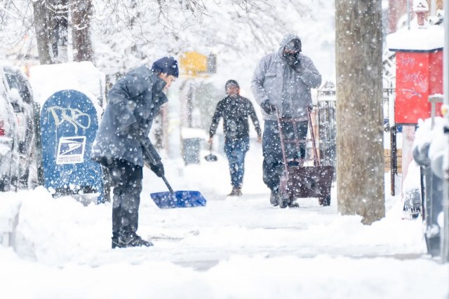 Snežna oluja napravila haos: Palo više od 20 centimetara snega FOTO