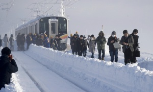 Snežne padavine pogodile Japan: Više od 400 ljudi satima je bilo zarobljeno u vozu