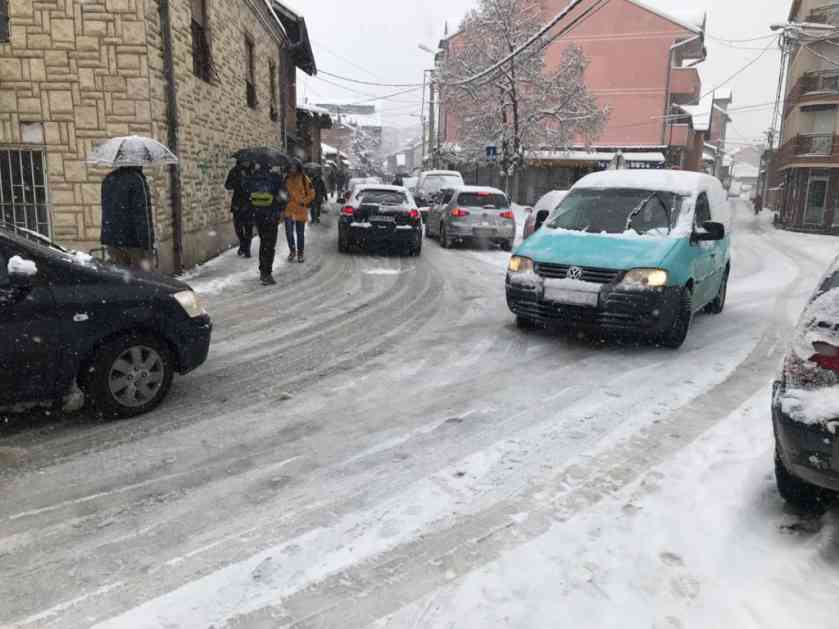 Snijeg i led okovali Novi Pazar – Većina ulica neočišćena