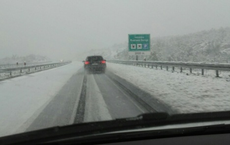Snijeg, probijeni nasipi i voda na cesti znatno otežavaju promet