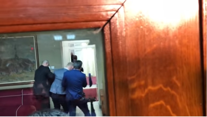 Snimak hapšenja poslanika DF-a u Skupštini Crne Gore