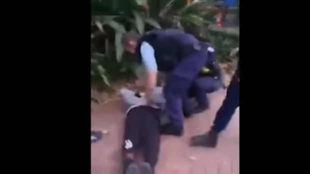 Snimak hapšenja tinejdžera uzburkao Australiju, strah od američkog scenarija