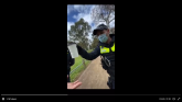 Snimak je razbesneo Australijance: Policija im upada i u šolju kafe - zbog maski VIDEO