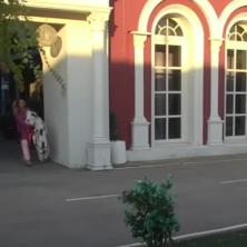 Snimak kako Aneli odlazi - nakon što su joj javili spolja, Ahmićeva se spakovala i napustila prostor