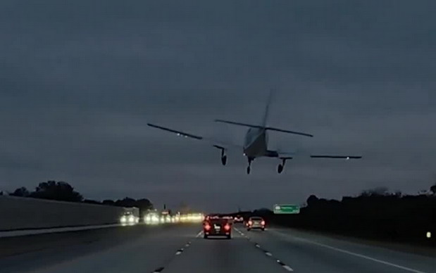 Snimak koji ledi krv u žilama: Avion sleće na automobil na auto-putu