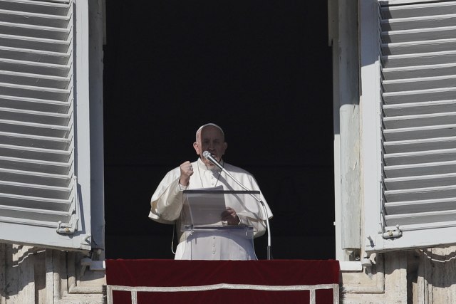 Snimak papine reakcije kruži internetom, on se izvinio VIDEO