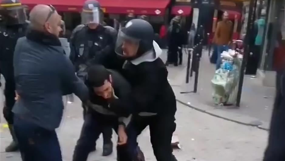 Snimak šefa Makronovog obezbeđenja kako prebija demonstranta