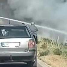 Snimak stravične nesreće: Automobil se zapalio nakon sudara sa motorom - ima mrtvih, scene na licu mesta su jezive (VIDEO)