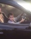 Snimio je dete kako vozi automobil, a onda su mu oduzeli i dete i automobil: Da li vidite zašto?