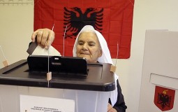 
					Socijalisti Edija Rame ubedljivo vode na izborima u Albaniji 
					
									