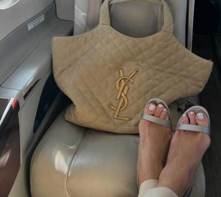 Sofisticirani milky white pedikir savršeno se kombinuje sa sandalama