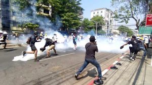 Šok bombe na demonstrante