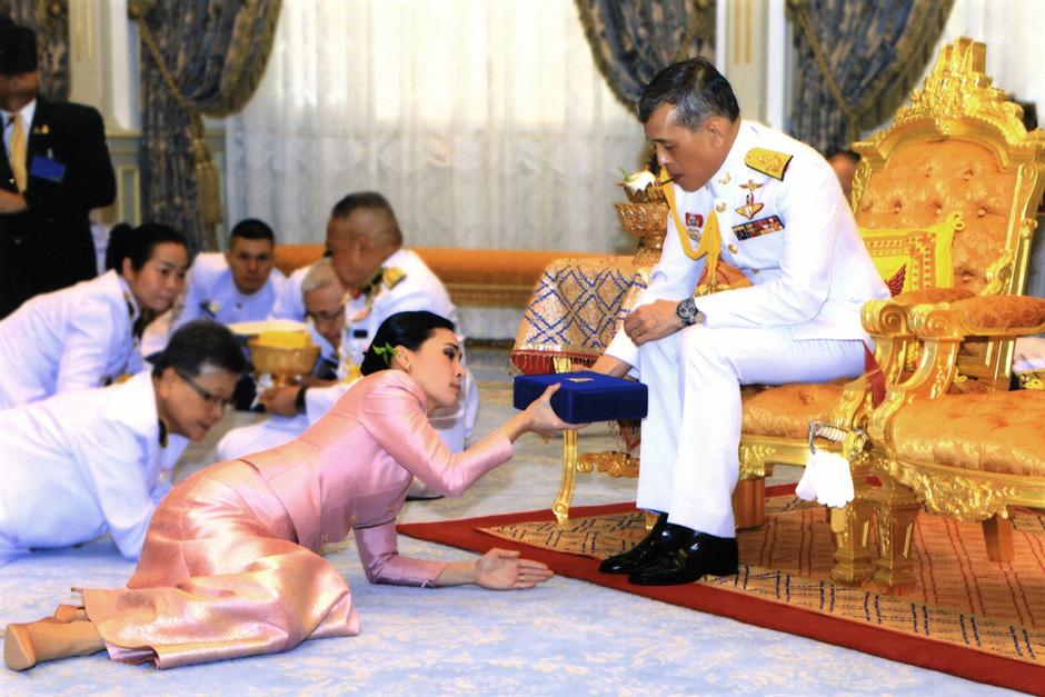 Šok na Tajlandu: Kralj oženio telohraniteljku (FOTO)