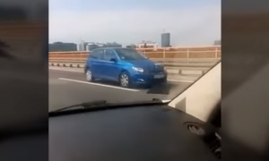 Šokantan snimak! Vozio u rikverc na Gazeli! (VIDEO)