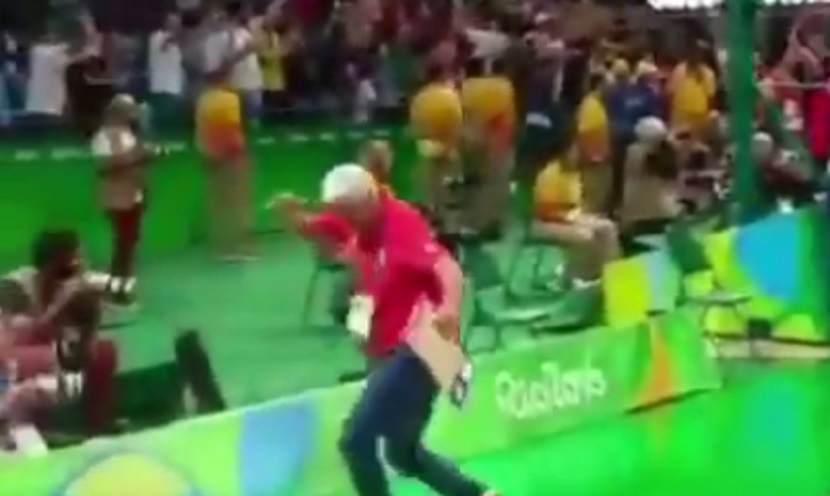 Šou Mute Nikolića na parketu, posle pobede na Australijom (VIDEO)