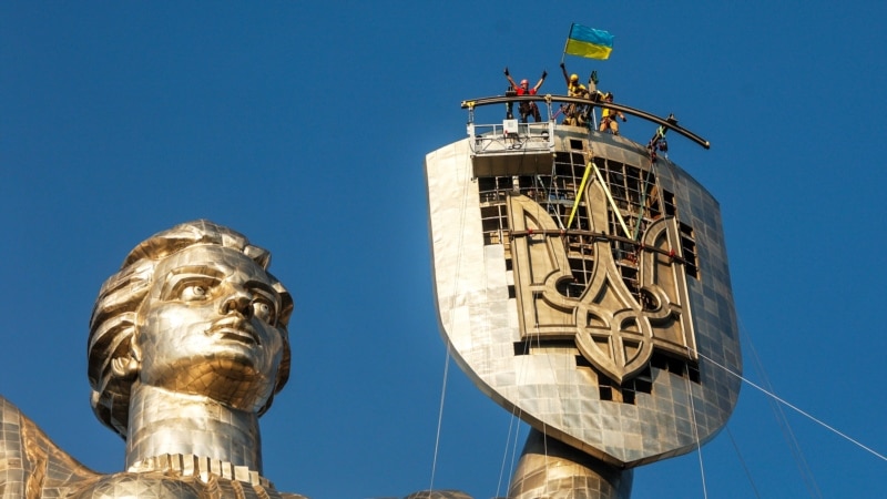 Sovjetski amblem na spomeniku u Kijevu zamijenjen ukrajinskim trozupcem 