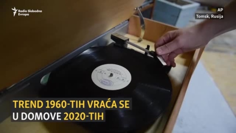 Sovjetski radio prijemnik sa gramofonom ponovo u modi