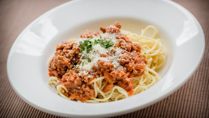 Špagete iz rerne sa mesnatim kuglicama: Čarolija ukusa koja se ne zaboravlja!