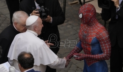 Spajdermen se rukovao sa papom u Vatikanu (VIDEO)