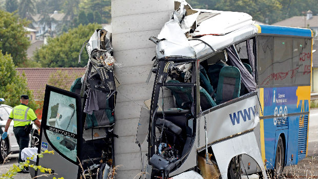 Španija: Autobus udario u betonski zid, pet osoba poginulo