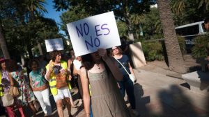 Španija: „Čopor“ oslobođen za silovanje tinejdžerke zato što je bila bez svesti
