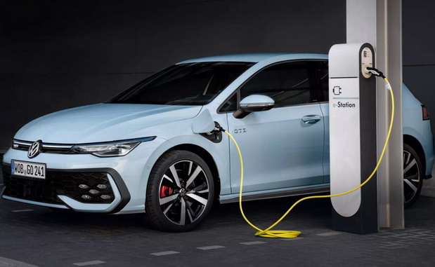 Spas za benzince i dizelaše? Nemačka autoindustrija se zalaže za obavezno punjenje plug-in hibrida