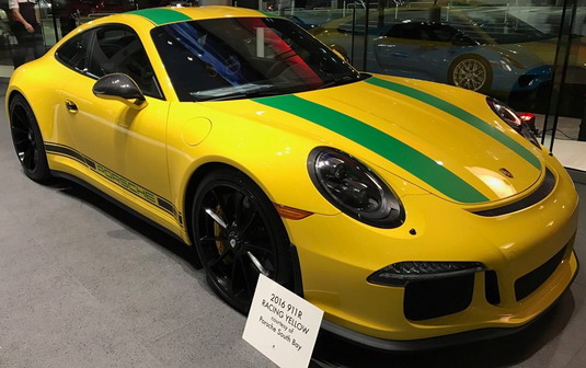 Special Racing Yellow Porsche 911R u čast Ajrtona Sene