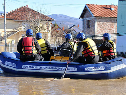 Specijalci MUP-a iz Vranja evakuisali ČETVORICU DEČAKA iz poplavljenog područja