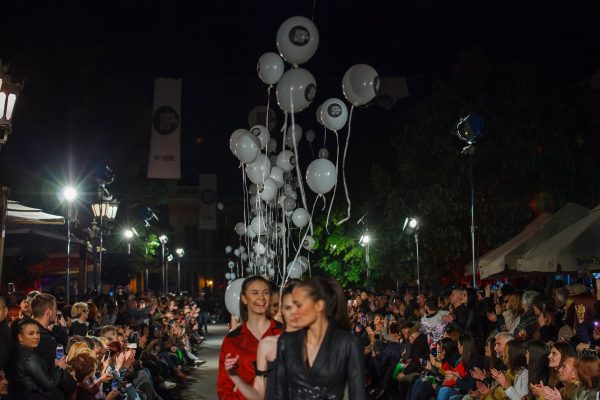 Spektakl u Novom Sadu: Defileom 250 manekena otvoren je Serbian Fashion Week