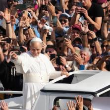 Spektakl u Vatikanu: Helikopteri nadleću grad, dolazi više od 150 delegacija - papa Lav XIV ovim gestom posebno dirnuo vernike (FOTO)