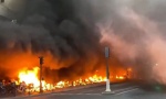 Spektakularni požar u Parizu zbog koncerta kontraverzne zvezde, haos započeli protivnici predsednika (VIDEO)