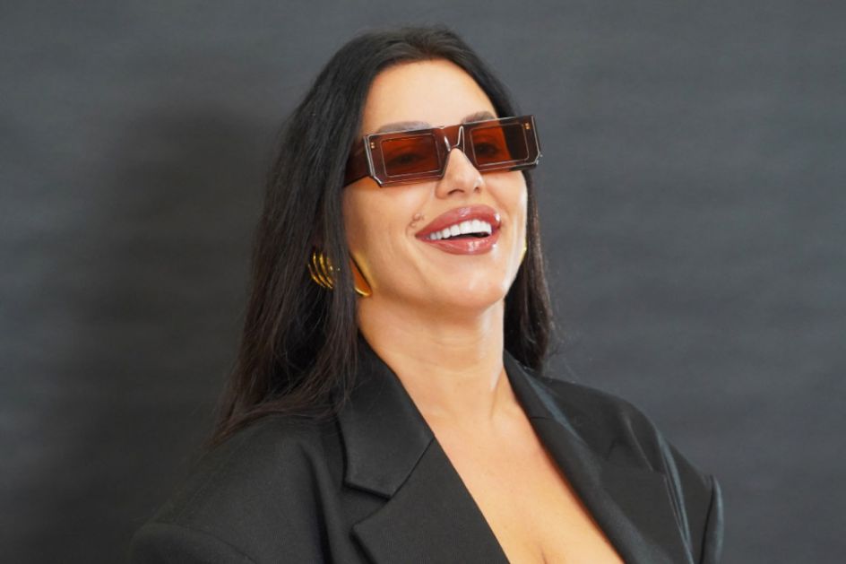 Spoj luksuza i seoske idile: Seka Aleksić jedina pevačica koja u dvorištu ima kokošinjac i baštu FOTO