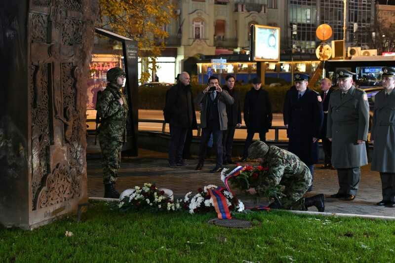 Spomenik Hačkar - simbol stradanja jugoslovenskih pilota koji su prenosili humanitarnu pomoć Jermeniji