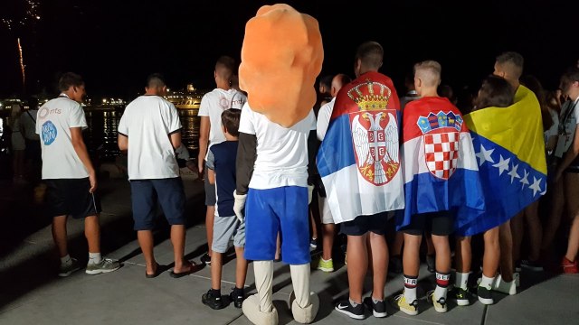 Deca nas uče  zastave Srbije, Hrvatske i BiH mogu zajedno FOTO