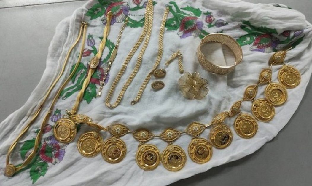 Sprečeno krijumčarenje zlatnog nakita uvijenog u maramu