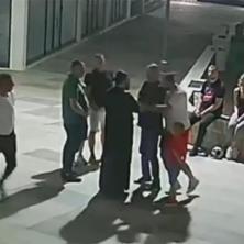 Sramne scene u Trebinju: Pretučen sveštenik pred decom, policija traži mladiće sa snimka (VIDEO)